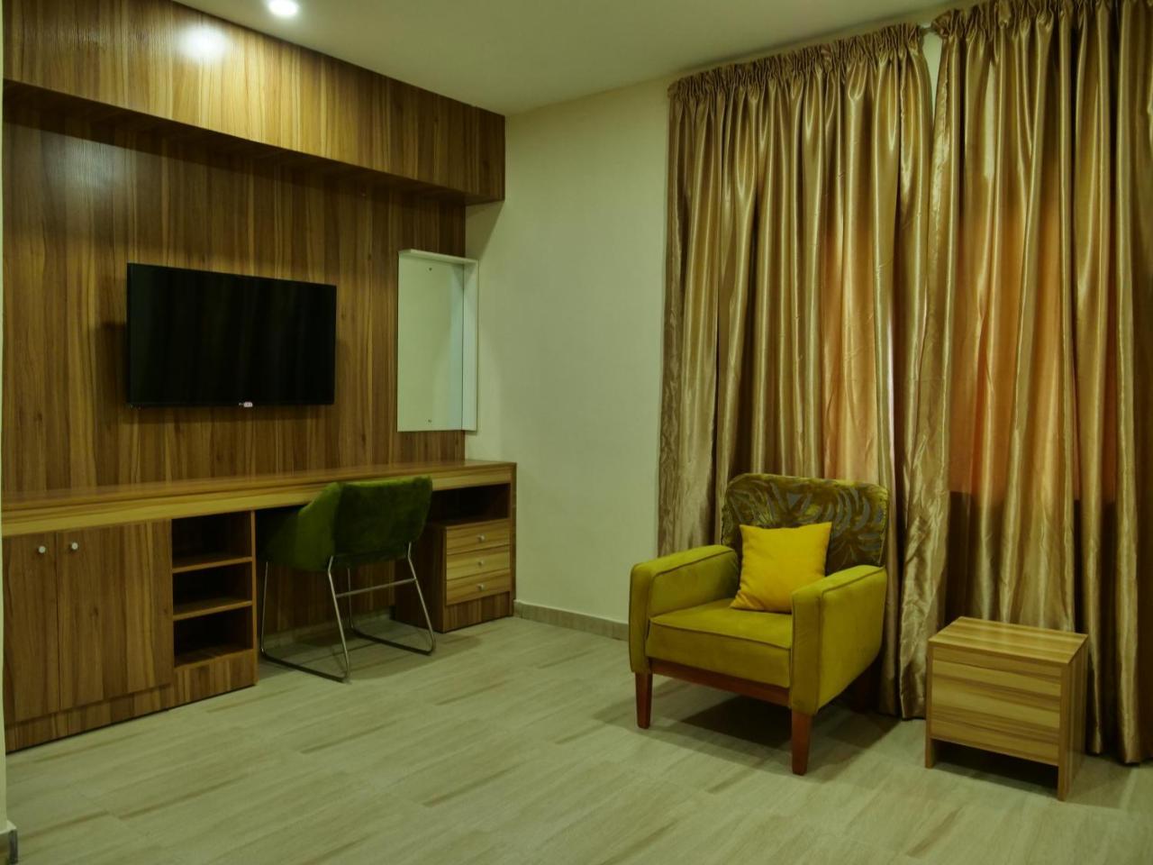 Alexia'S Place Hotel Lagos Exterior photo